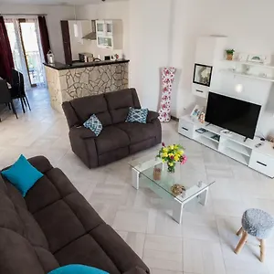 https://apartments-mario-malinska-51511.primorje-gorskikotar.com